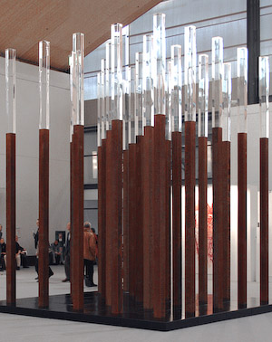 Installation mit 25 Stelen 2001, Cortenstahl, Plexiglas 530 x 14 x 14 cm Foto © Udo Meinel, Berlin Manufakturenhalle, Berlin